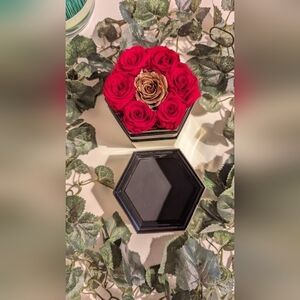 𝅺the million roses Gold Exagon Box